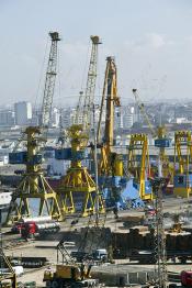 Image du Maroc Professionnelle de  Les grues du port de Casablanca s’activent au déchargement des importations de matériaux fer, bois en provenance des autres continents. 31 Décembre 2003. (Photo / Abdeljalil Bounhar)